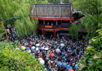 景区帅哥NPC服务升级：亲密互动成营销新热点