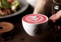 万咖啡推出新品咖啡粉红拿铁，助力520爱的表达