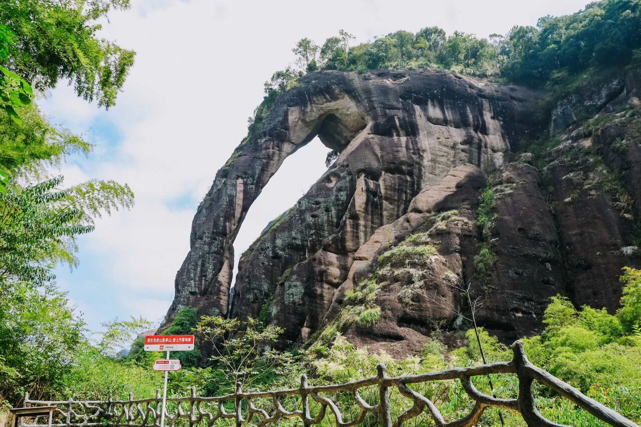 龙虎山景区秋季旅游火爆开启！山水如画迎客来！