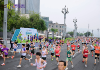 万名跑者集结重庆(长嘉汇)半马，希尔顿惠庭以“乐跑由你”为赛事加注活力