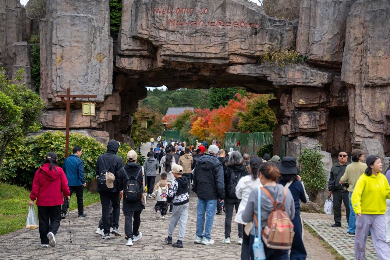 明月山进入秋冬旅游旺季，3000人旅行团畅游山水美景！