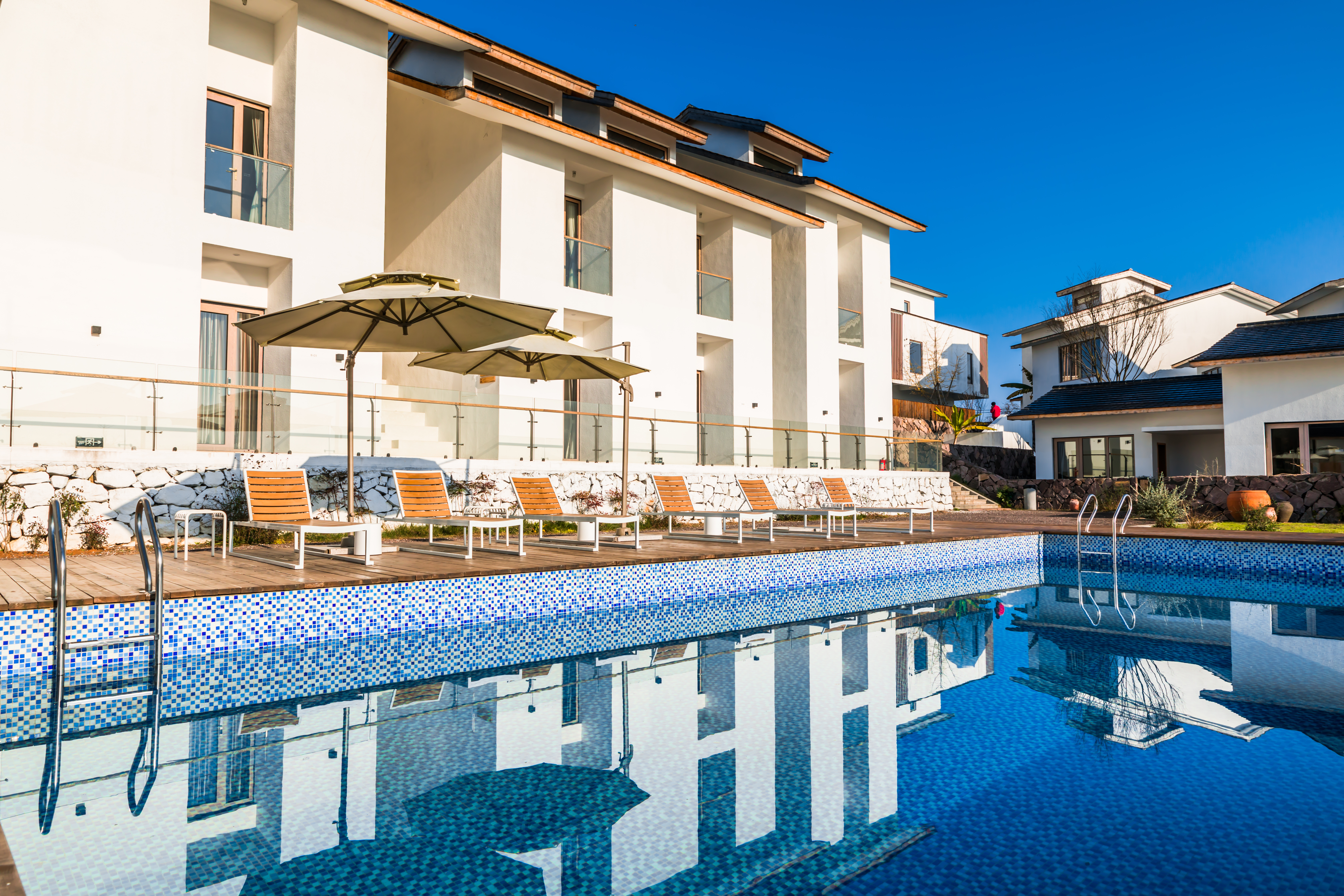 中国金茂 22.65 亿元挂牌出售三亚亚龙湾丽思卡尔顿酒店