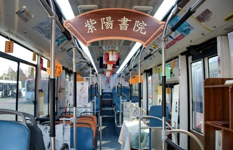 跟着春晚游合肥丨坐上“徽派名人”主题公交“文韬旅游专线”，赴三河古镇的千年之约