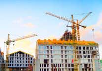 政府工作报告：加强初婚初育家庭住房保障