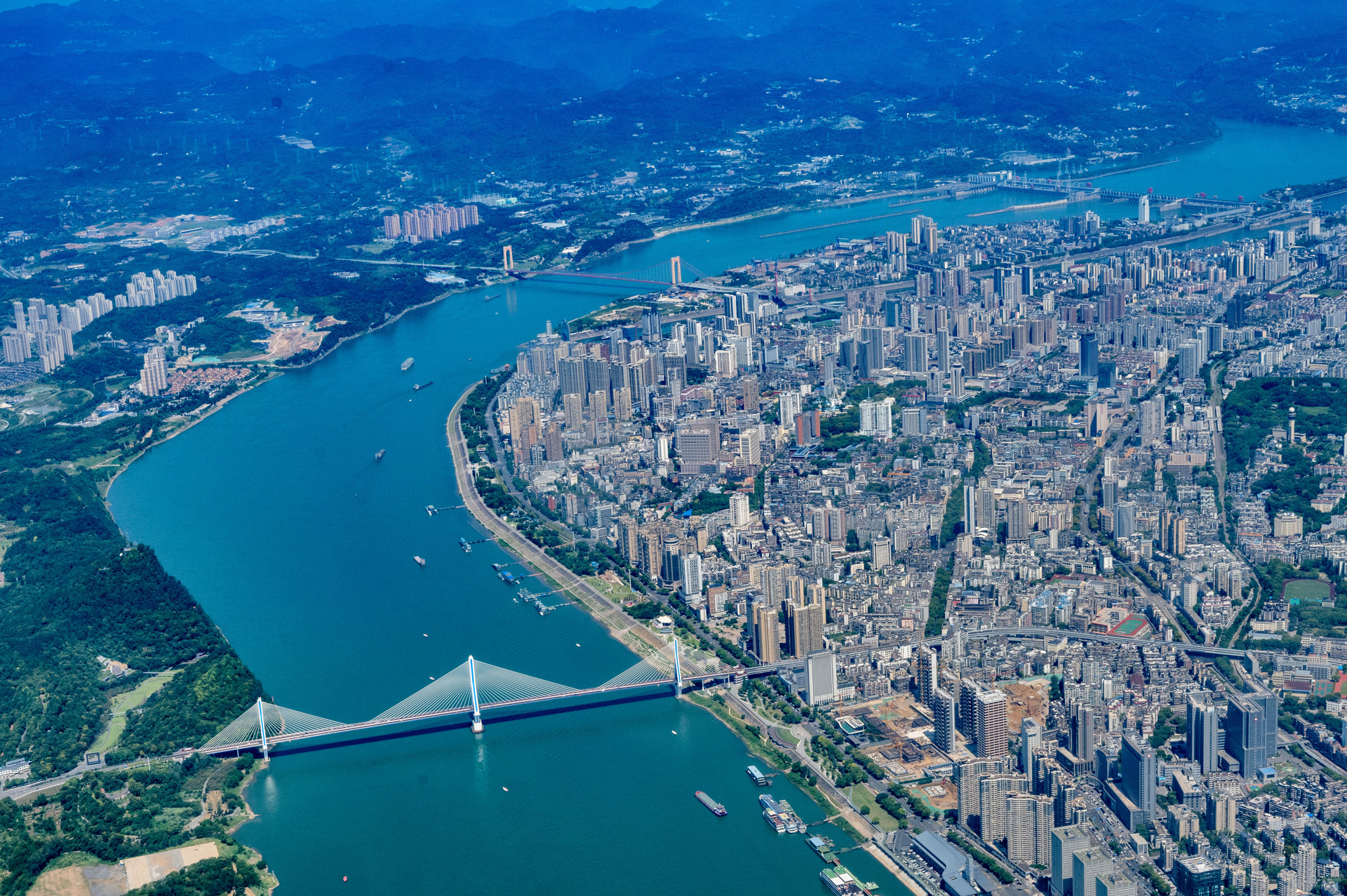 三峡旅游为全资子公司提供6000万元连带责任担保，期限最长10年