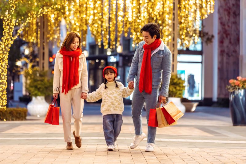 摄图网_501537638_一家三口夜晚户外购物（企业商用）.jpg