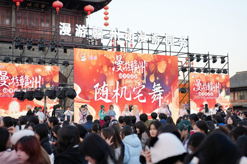 在赣州，看到一场游客主演的“古城新番”