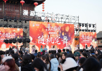 在赣州，看到一场游客主演的“古城新番”