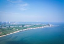 一城春色半城海，舒心旅居宿豪泰