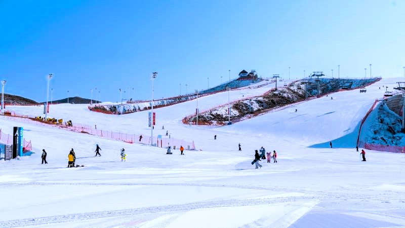 摄图网_507760958_呼和浩特马鬃山滑雪场外景（企业商用）.jpg