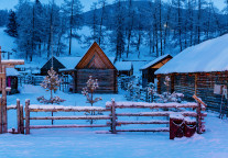 中产涌向新疆过年，希尔顿、全季和3000元小木屋抢生意