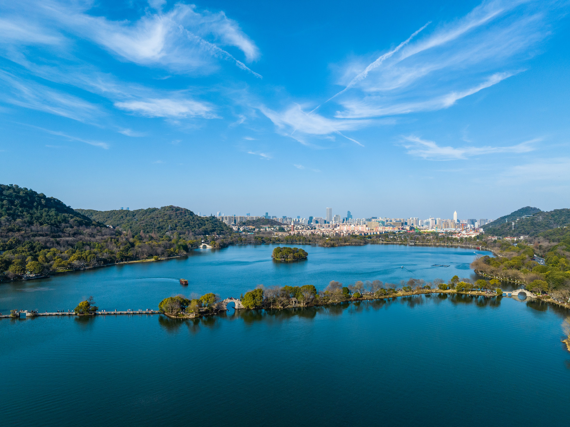 Rokid 携手杭文广旅局与支付宝 开启 “镜游杭州” 旅游新体验