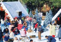 南方爆火“雪乡”藏不住了！龟峰冰雪梦幻乐园燃爆寒假！丹霞奇境里的北国雪国，南方宝子的玩雪自由来了~