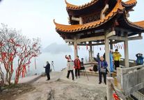 百名摄影师齐聚龙虎山景区！这场公益摄影研学营，把课堂搬进了山水里！