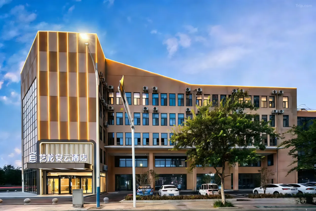 艺龙安云酒店(淮安洪泽武夷广场店)：枕洪泽湖光，享智能便捷亲子时光