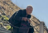 全网点赞！80岁老爷爷登顶武功山景区