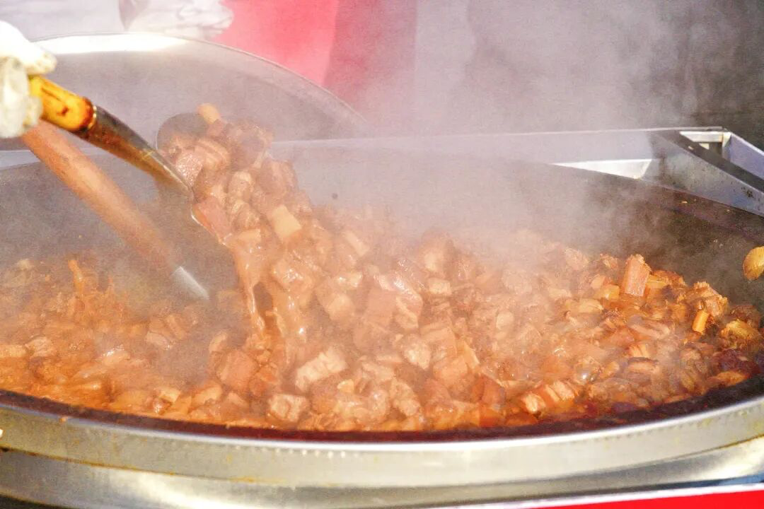 山海关古城年博会热气开炖，一口年肉暖山海！