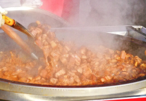 山海关古城年博会热气开炖，一口年肉暖山海！