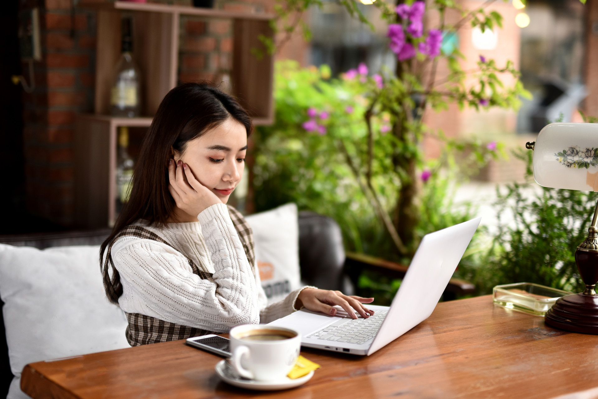 全国政协委员上官剑：鼓励商业综合体、旅游景区等引入以“青春小店”为主题的策展式零售、主题快闪店和沉浸式体验活动