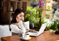 全国政协委员上官剑：鼓励商业综合体、旅游景区等引入以“青春小店”为主题的策展式零售、主题快闪店和沉浸式体验活动