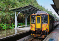 全国首列跨境舒适型旅游列车“彩云之南·昆明号”首发