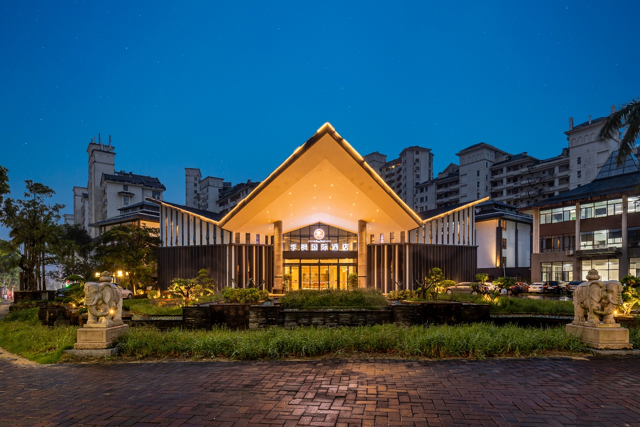 丽呈集团与富士丽雅迎来合作里程碑：门店破百家，季枫、丽呈花盛双店齐开