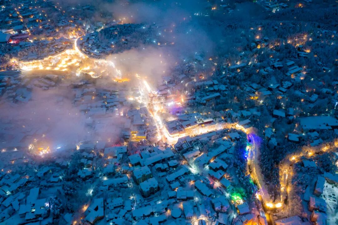 在庐山风景区云端，将2025最后一个夜晚交给星空、雪花与音乐