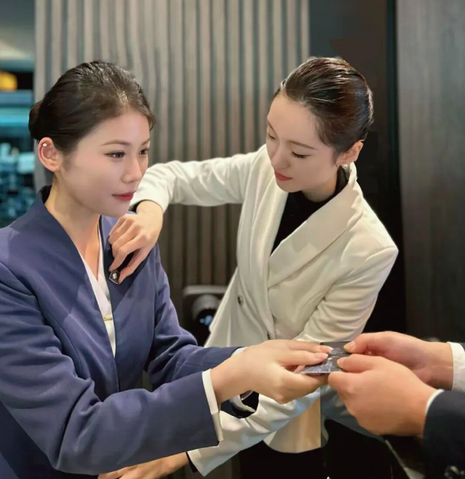 乔治莫兰迪酒店 | 邂逅最美酒店人 · 晨霜夜火，叩响未来