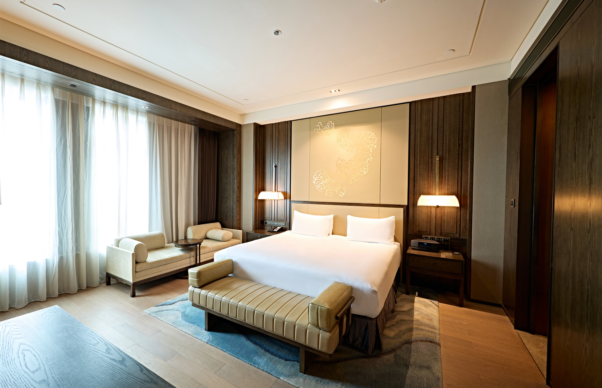 2025酒店业AI狂想曲：从“内卷住宿”到“智能开挂”的进化元年