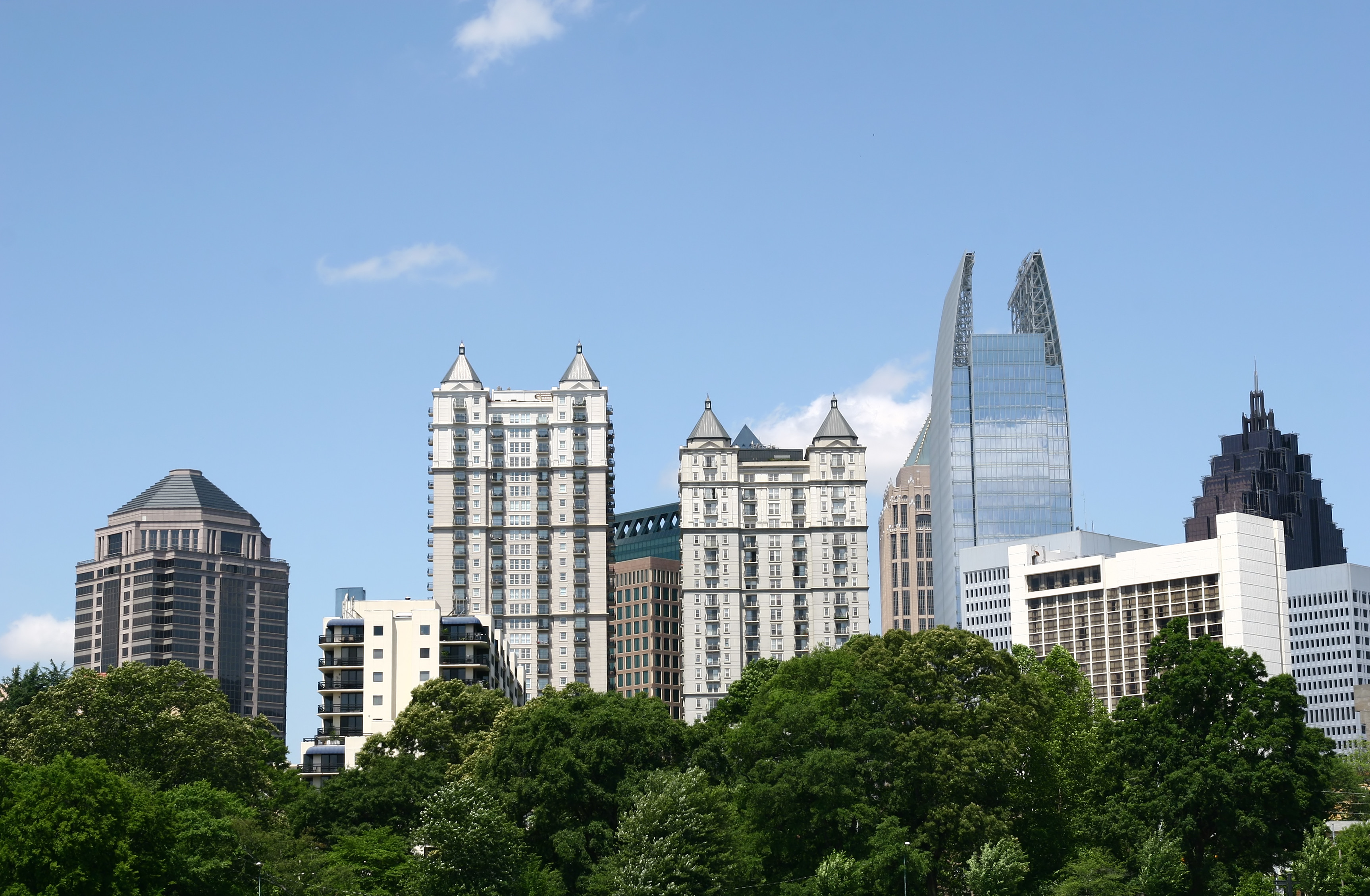 朗廷酒店公告：以发行股份合订单位支付下半年管理费