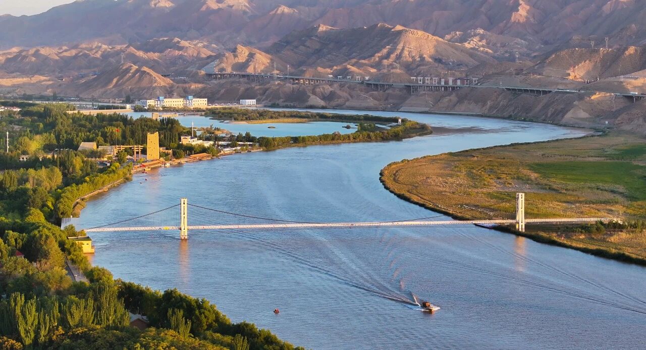 沙坡头秋色：大漠与黄河共绘的斑斓诗篇