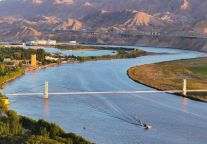 沙坡头秋色：大漠与黄河共绘的斑斓诗篇