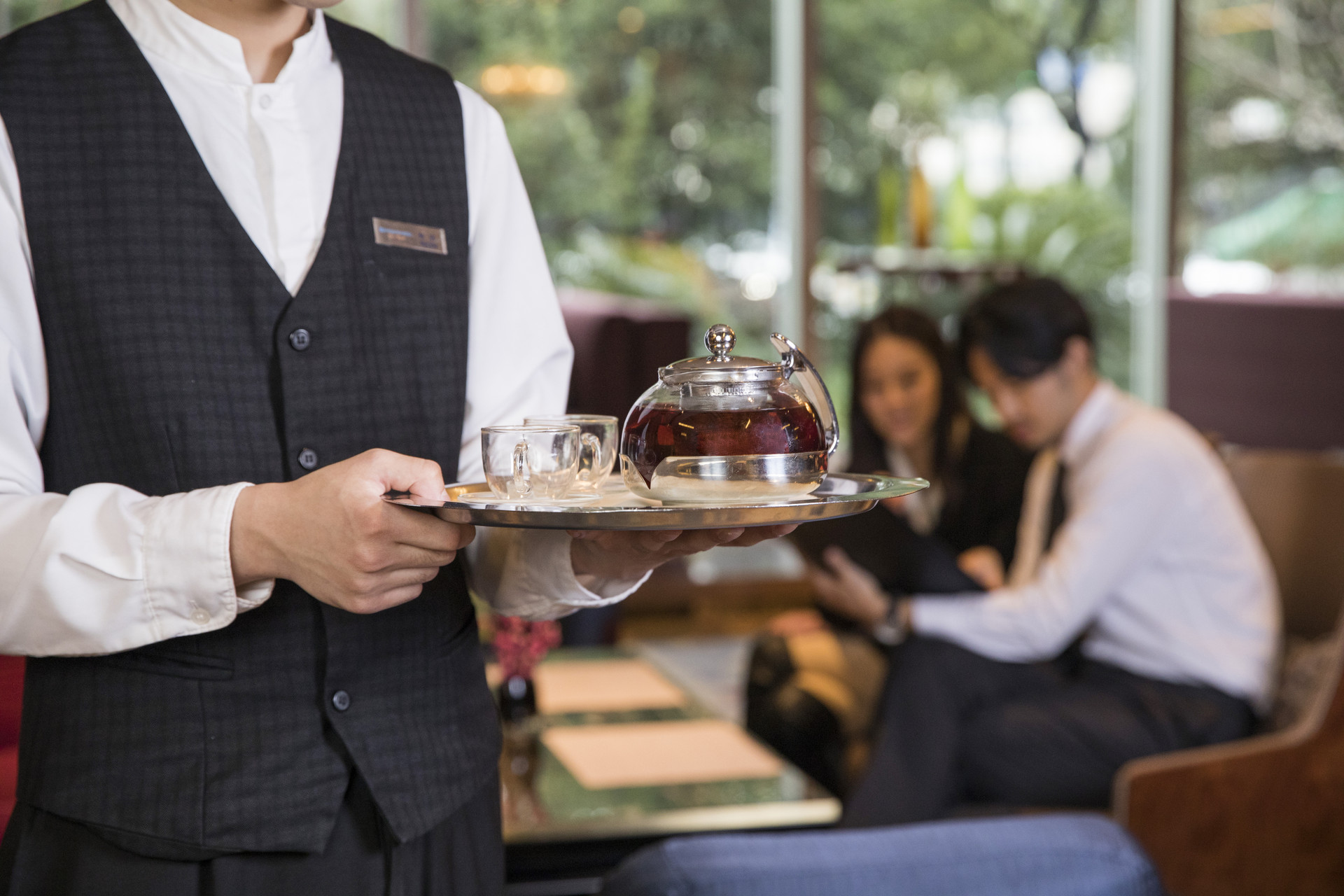 摄图网_501209994_banner_酒店服务人员准备茶水（企业商用）.jpg