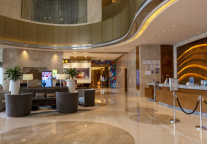 酒店市场迎暑期接待高峰，华住接待量突破2300万人次