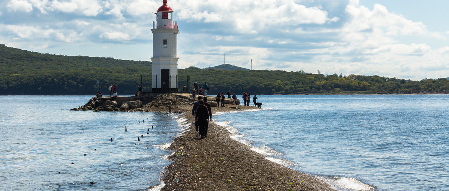 摄图网_501079847_俄罗斯远东海滨城市海参崴的托卡内夫灯塔(企业商用).jpg