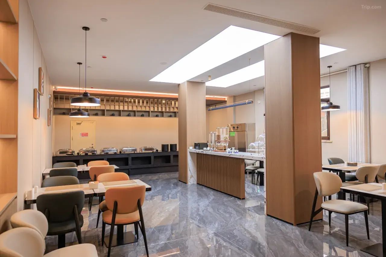  近邹城火车站！格美酒店：智能客控+充电桩+3分钟到商圈