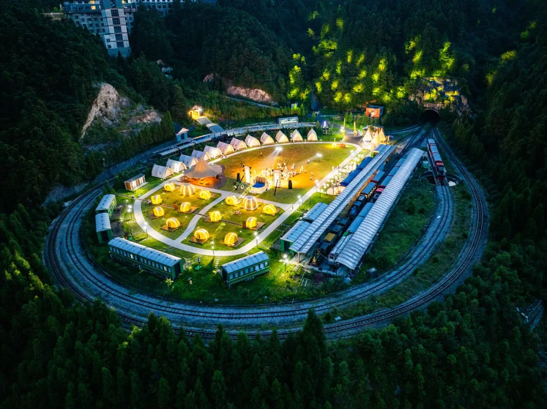 暑期文旅市场一半火焰一半冰，明月山凭啥是那把火?