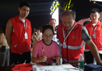 牯岭的夜晚，被庐山风景区文化志愿服务暖到了