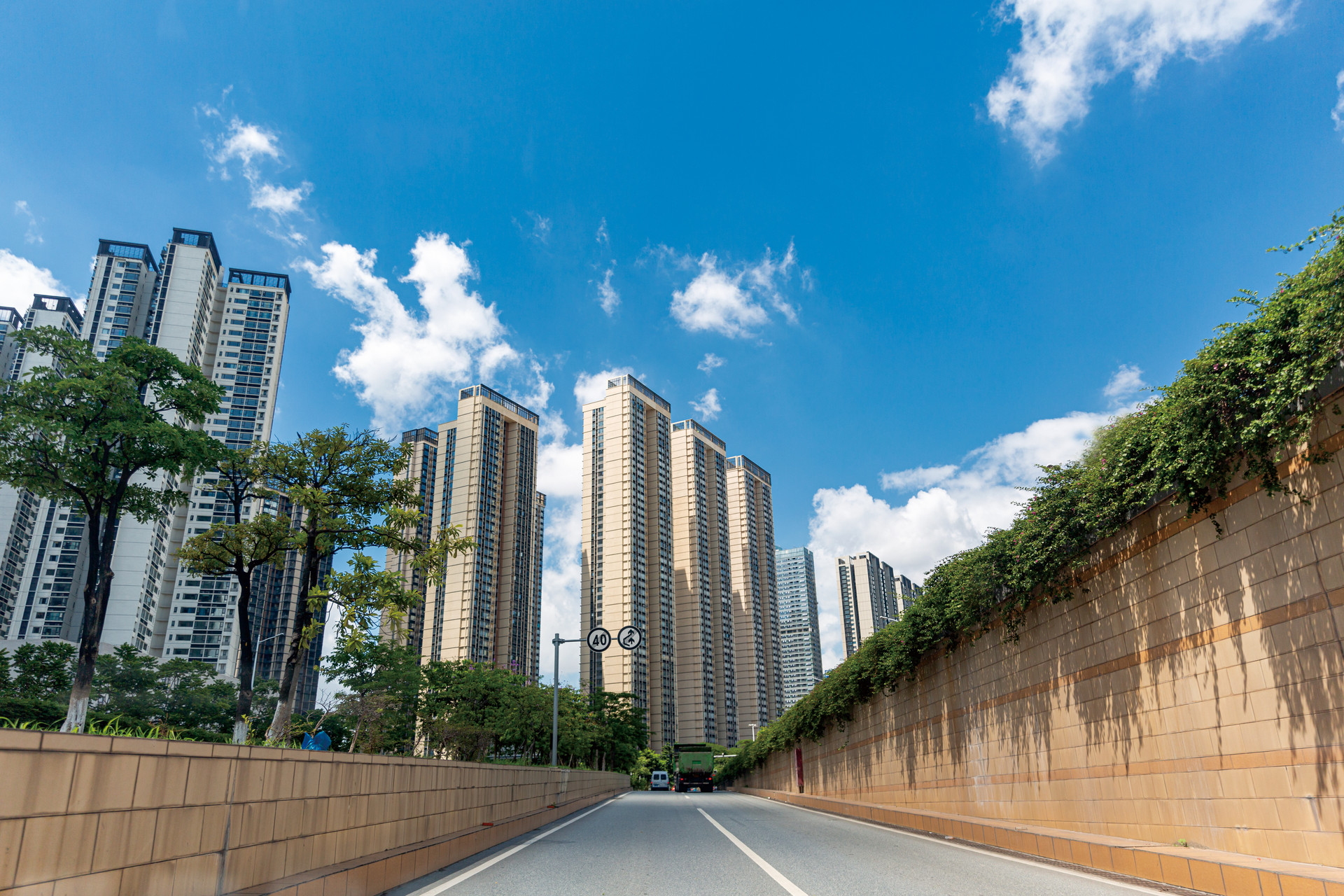 佛山禅城首个配售型保障房项目封顶 预计2026年建成投入使用