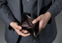 今年暑假，酒店比游客更穷？