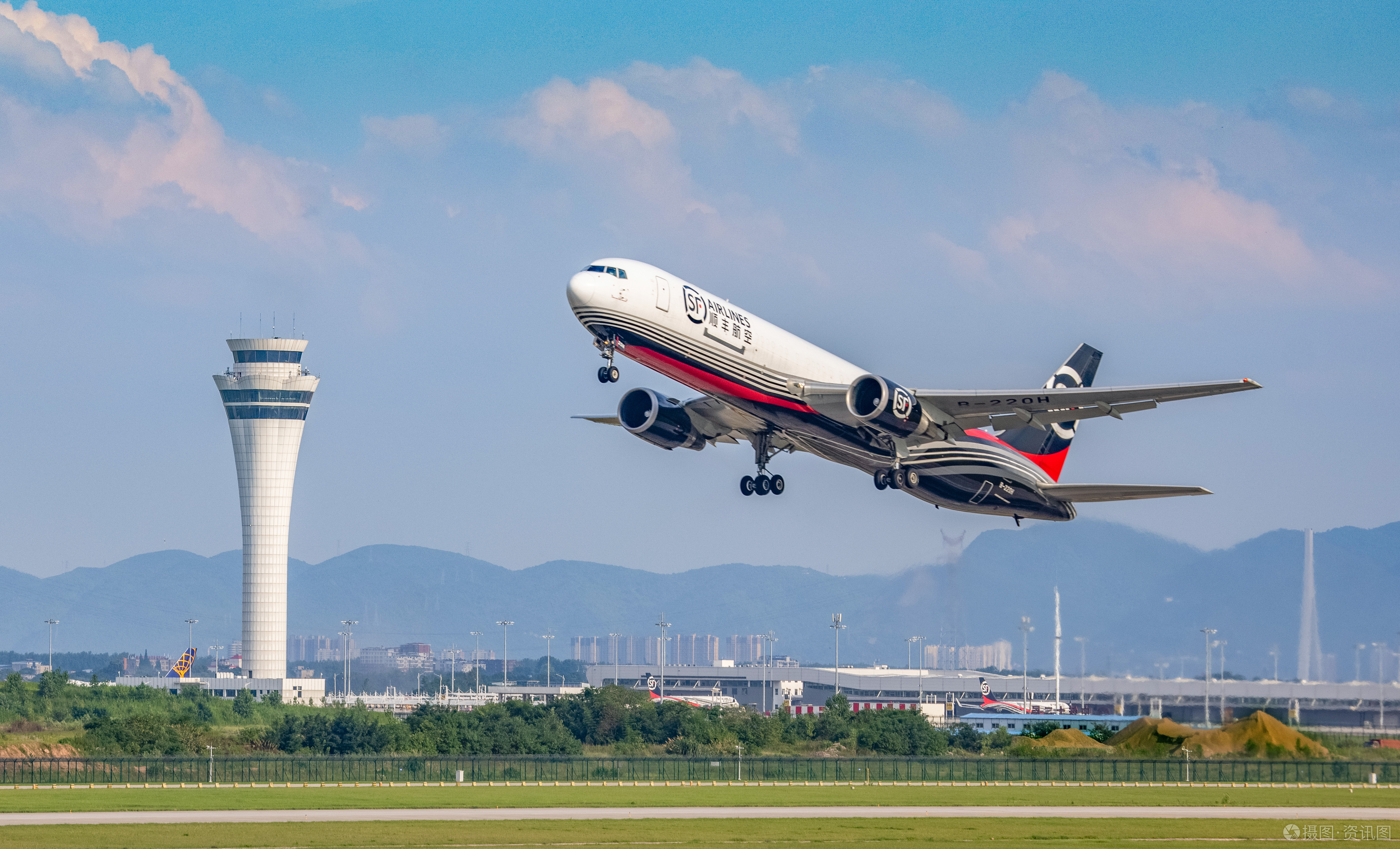 ​虹桥机场往返深圳宝安机场快线跨航司签转服务上线