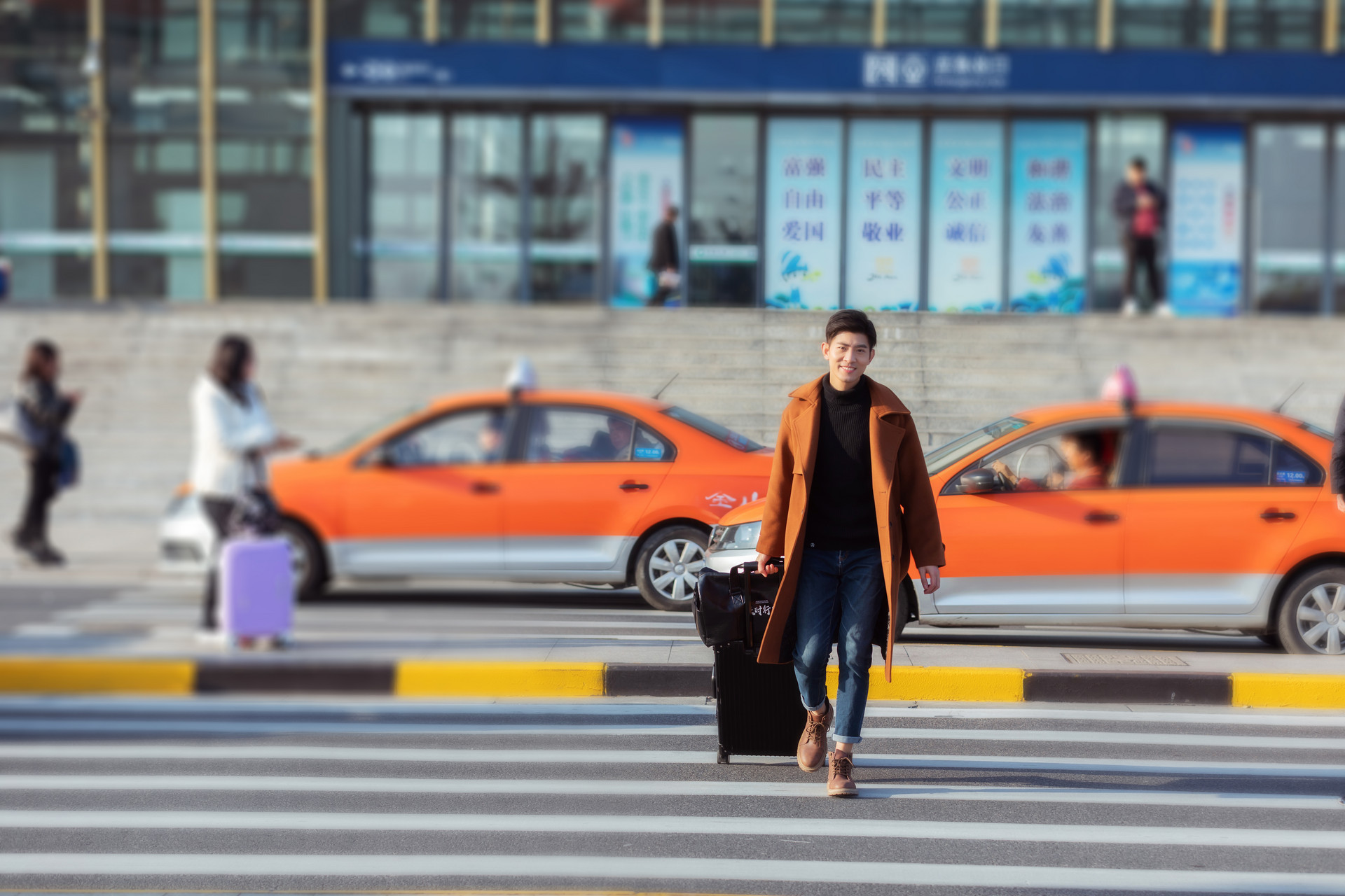 众信旅游：超长假期催热旅游市场，国内游、出境游双增长