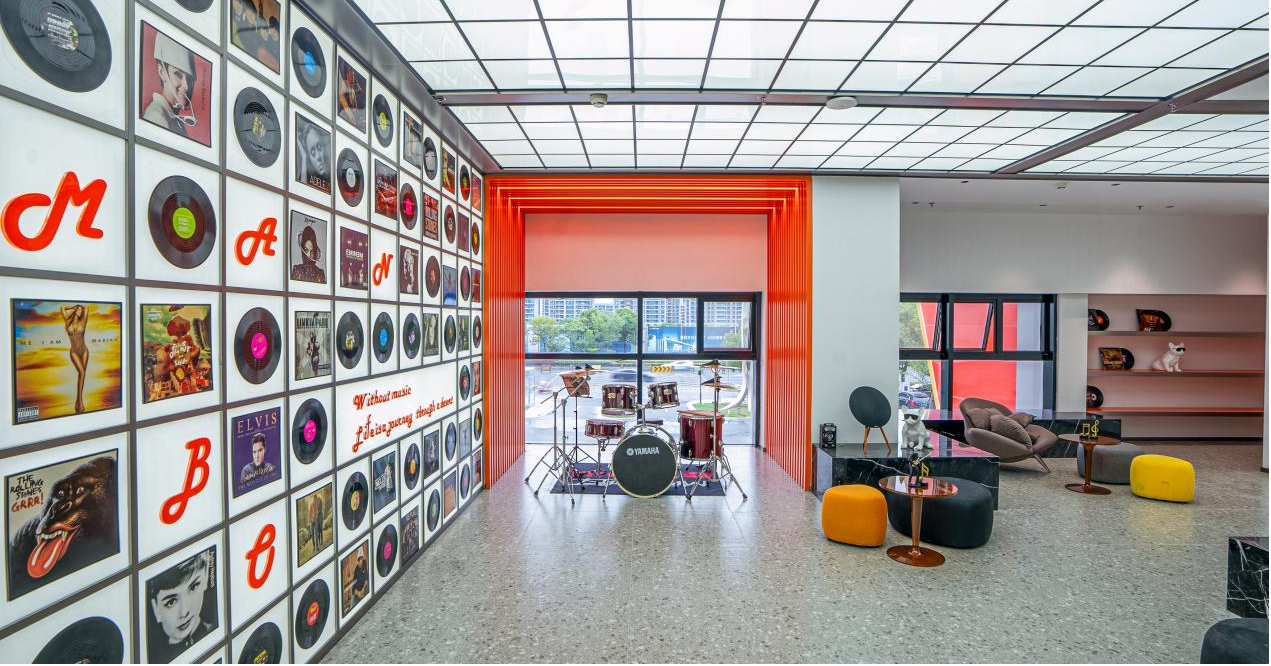  与青年双向奔赴！漫柏打造的现实版《许我耀眼》，让才华安心扎根