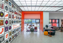  与青年双向奔赴！漫柏打造的现实版《许我耀眼》，让才华安心扎根