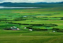 察尔汗盐湖景区年度游客量破100万人次