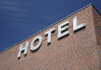 2025国内酒店半年报来了，行业复苏新节奏怎么跑？