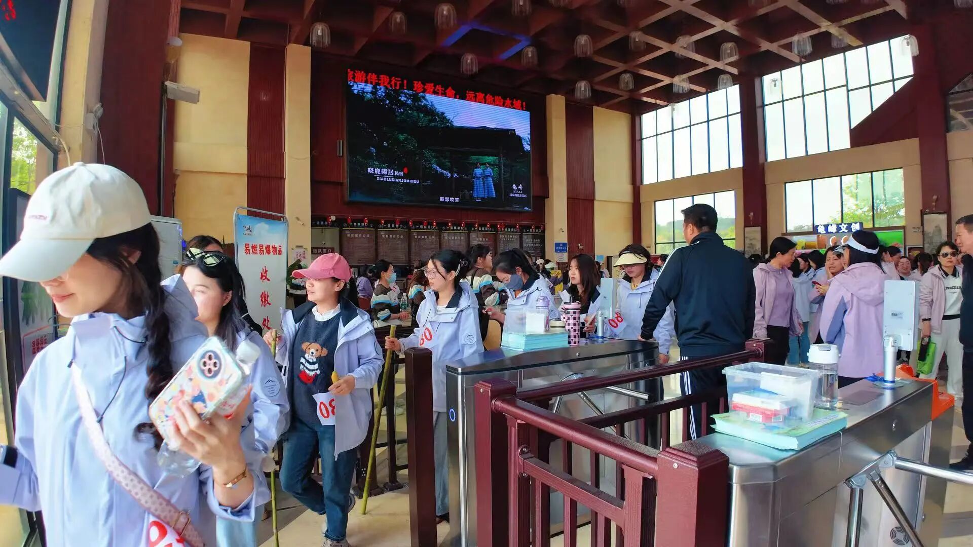 “凝聚巾帼力 攀登新高峰”千人登山赛在龟峰景区成功举办