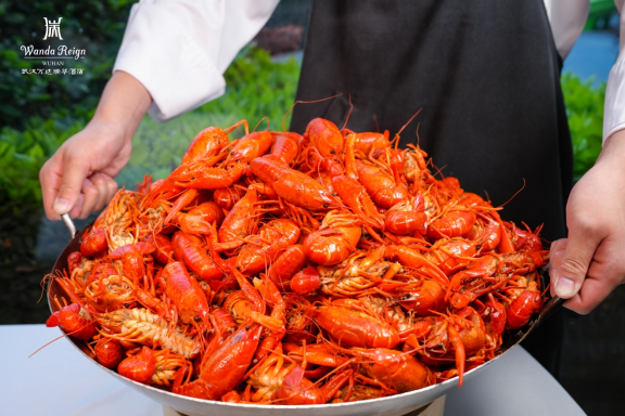 江城寻味 鲜启初夏，武汉万达瑞华酒店小龙虾上新
