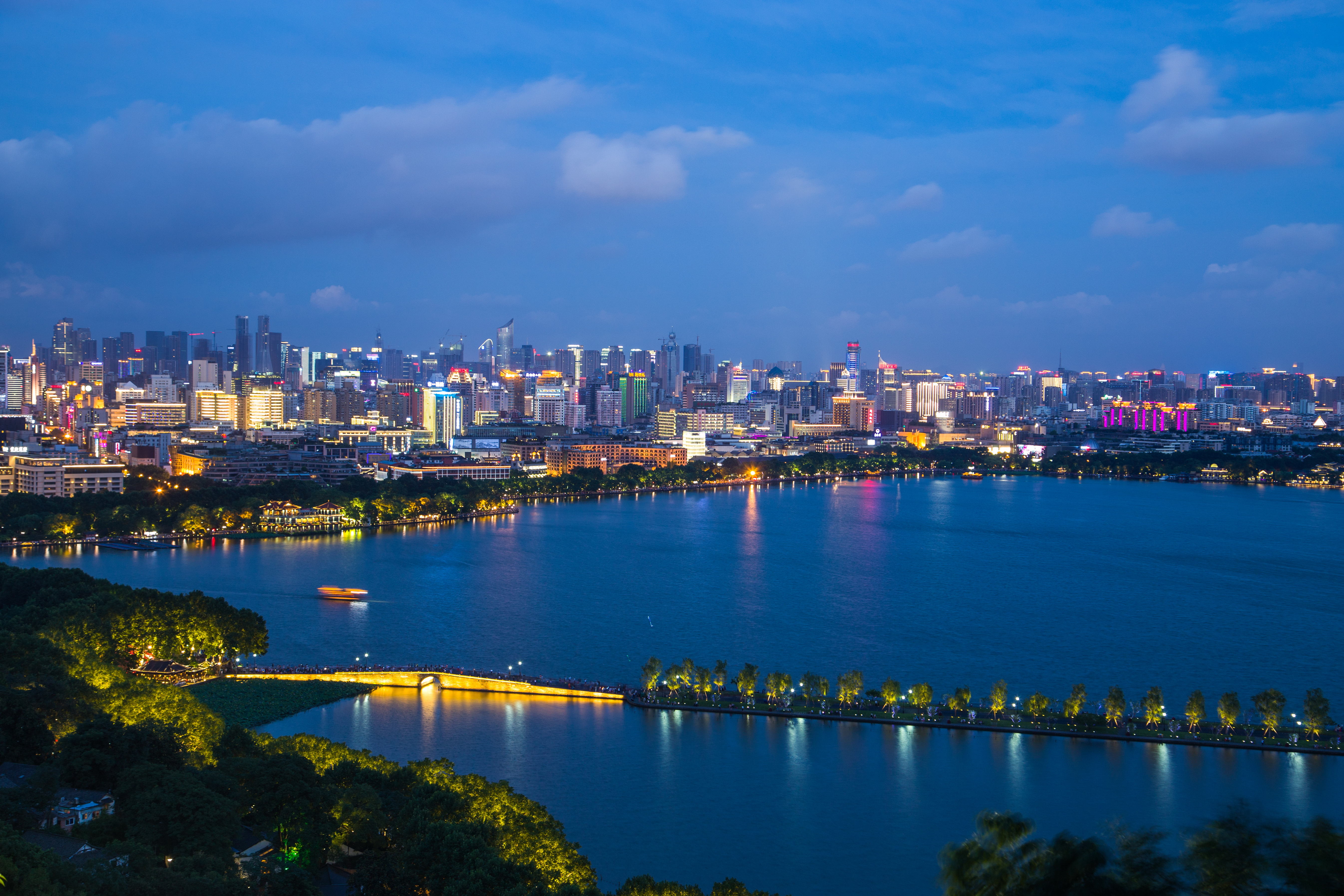 摄图网_701158165_杭州西湖夜色（企业商用）.jpg