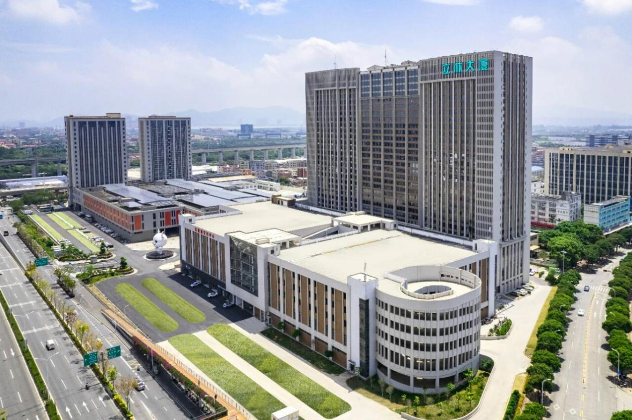 万亿旅居康养赛道，这家安防巨头成了酒店最想要的“智慧大脑”？